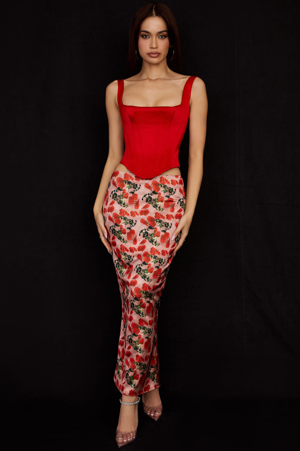 Gorset o przedęużonym fasonie, wykonany ze szkaręatnej satyny