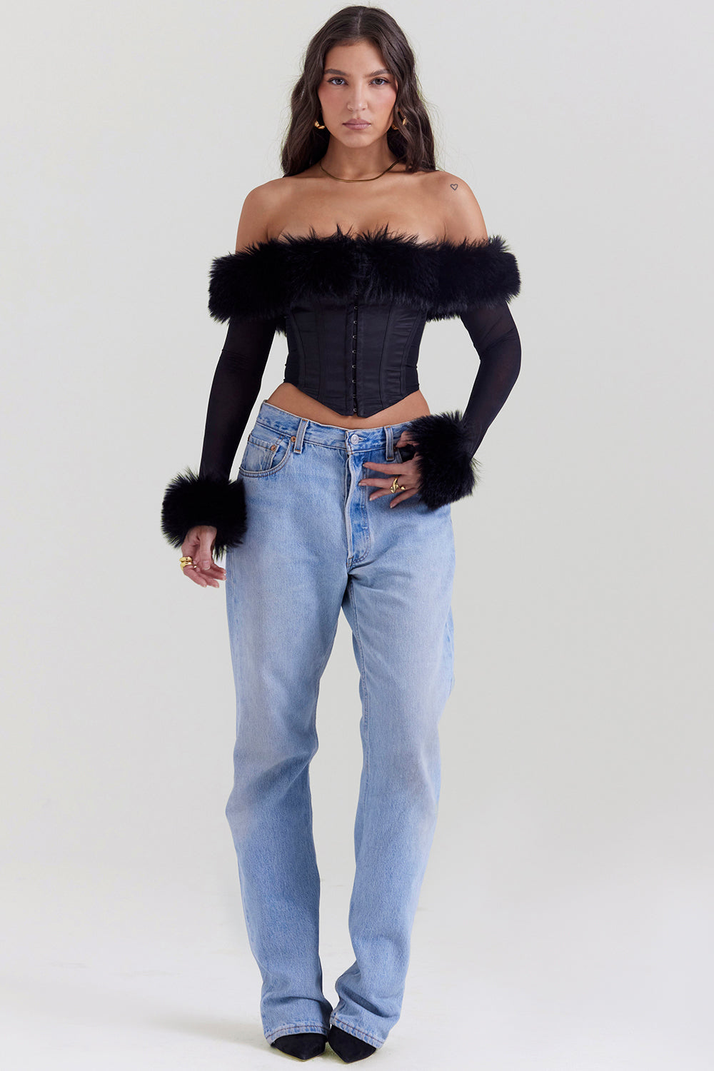 Czarny gorset z obszyciem ze sztucznego futra