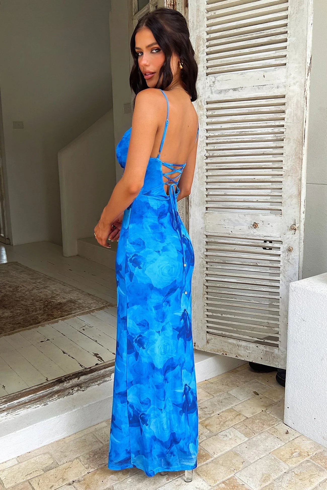 Niebieska sukienka maxi w kwiaty
