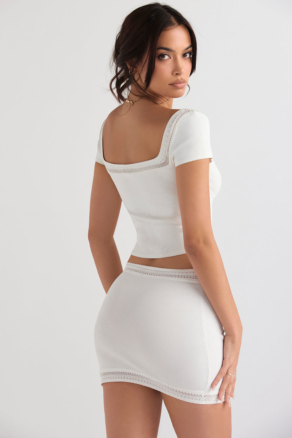 Elegancki top z dzianiny w kolorze koœci sęoniowej ze spódniczką mini