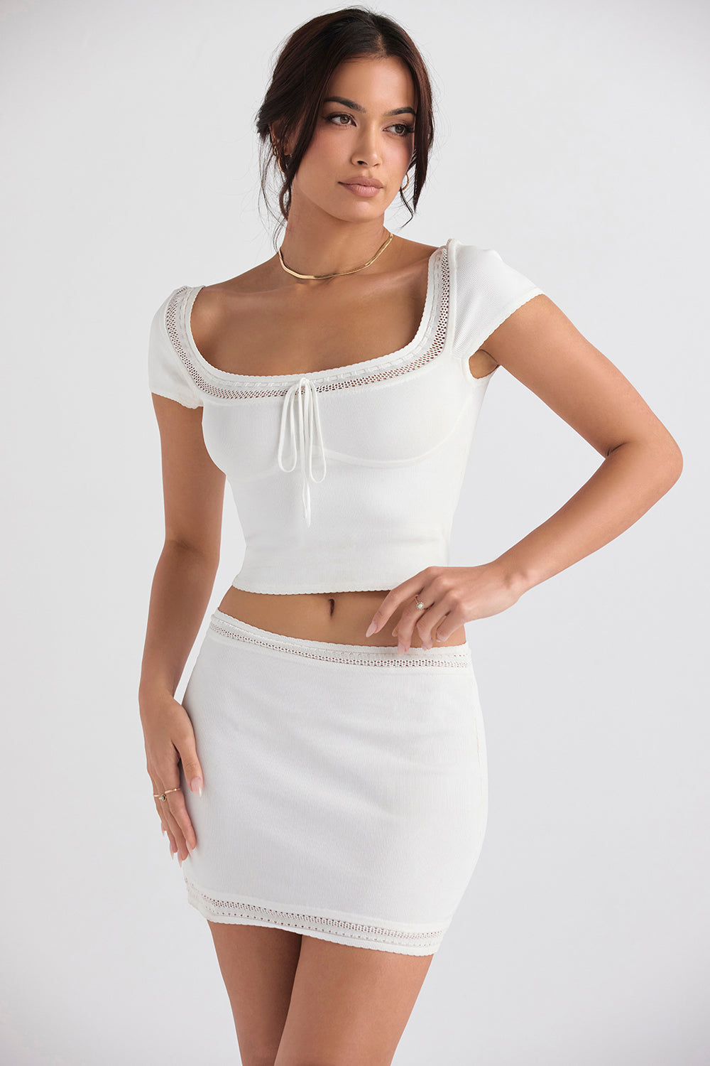 Elegancki top z dzianiny w kolorze koœci sęoniowej ze spódniczką mini