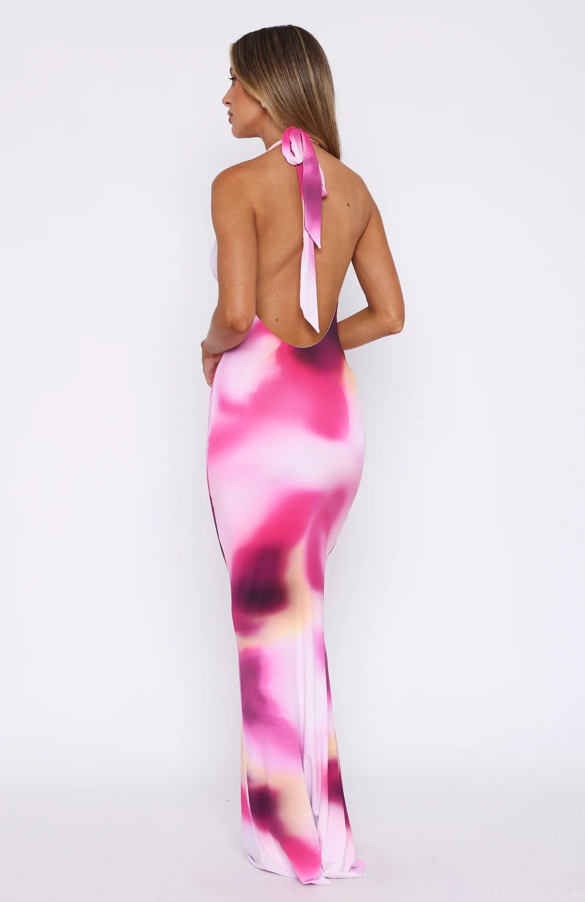 Plażowa sukienka maxi w kwiaty z dekoltem typu halter
