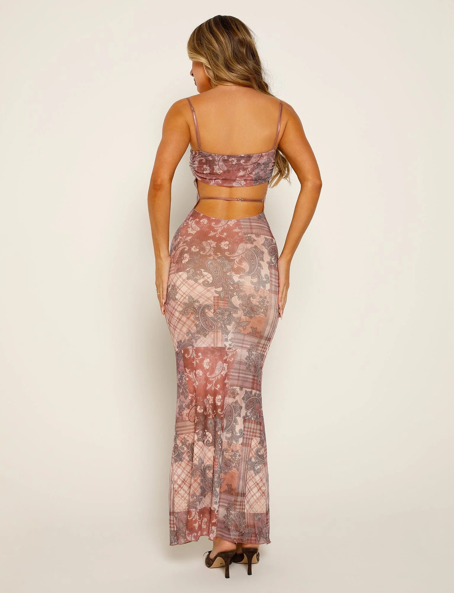 Sukienka maxi typu bandeau z odkrytymi plecami