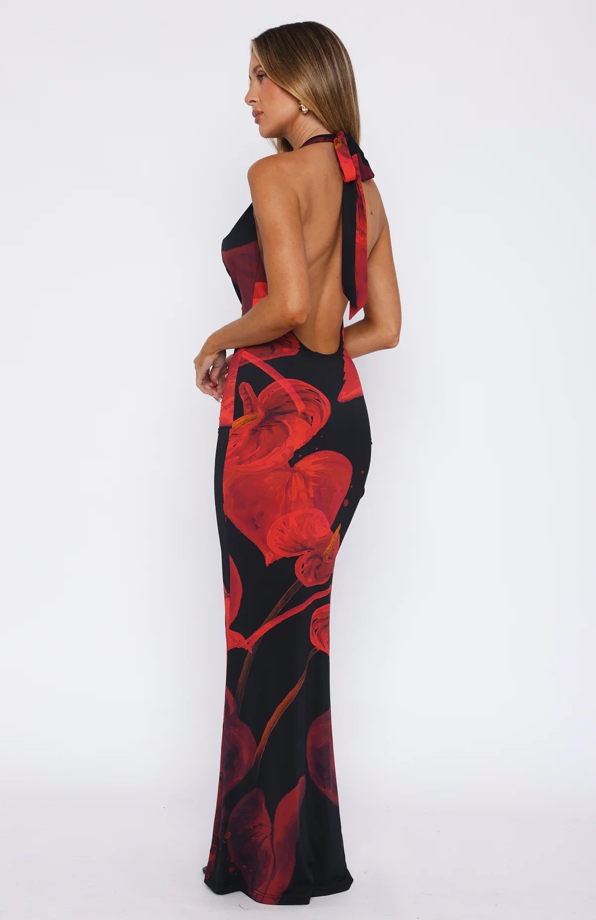 Plażowa sukienka maxi w kwiaty z dekoltem typu halter
