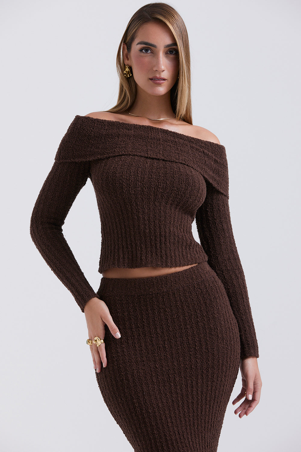 Top z dzianiny bouclé w kolorze czekolady i baweęniana spódnica maxi