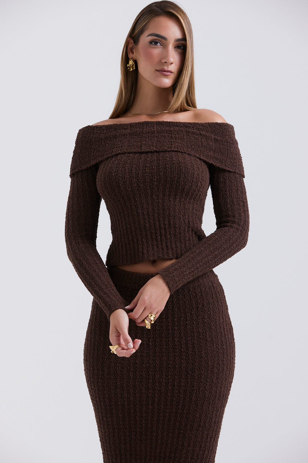 Top z dzianiny bouclé w kolorze czekolady i baweęniana spódnica maxi