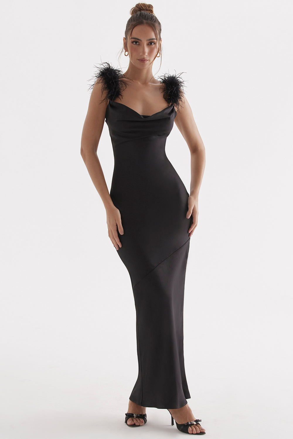Czarna satynowa sukienka maxi