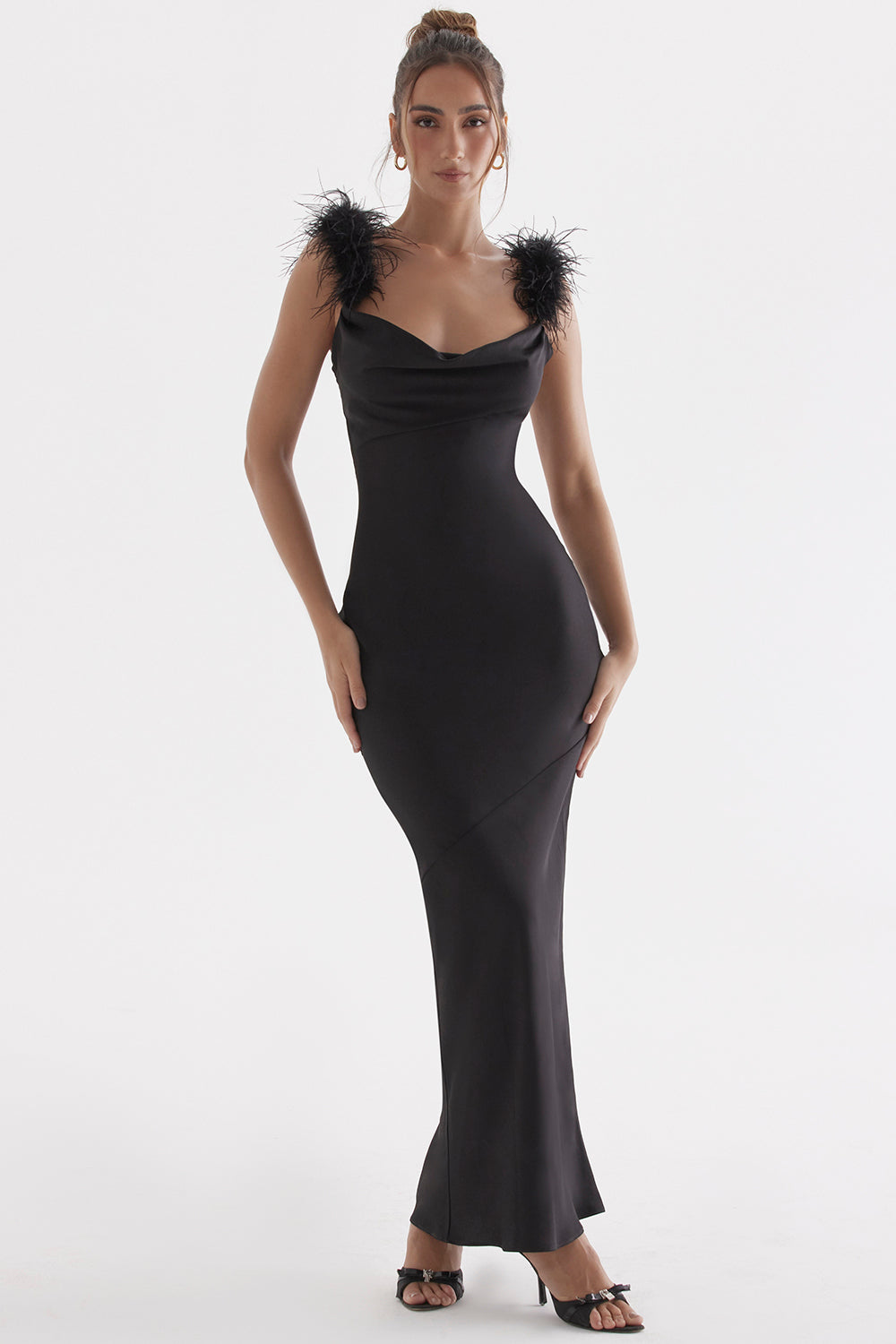 Czarna satynowa sukienka maxi