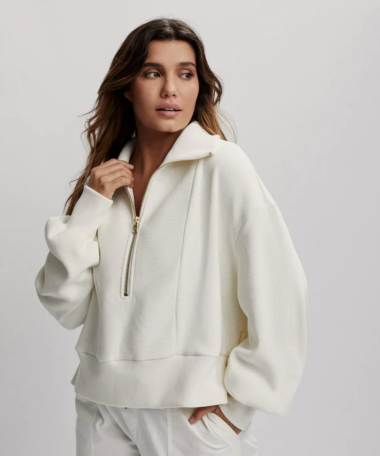 Sweter z zamkiem błyskawicznym w kolorze białym