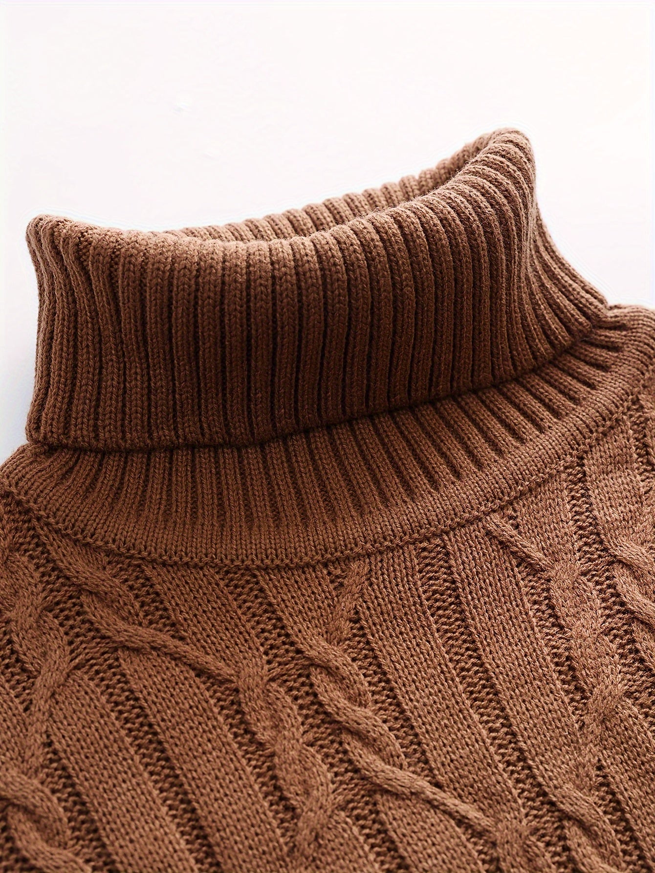 Brązowy sweter mêski z dzianiny