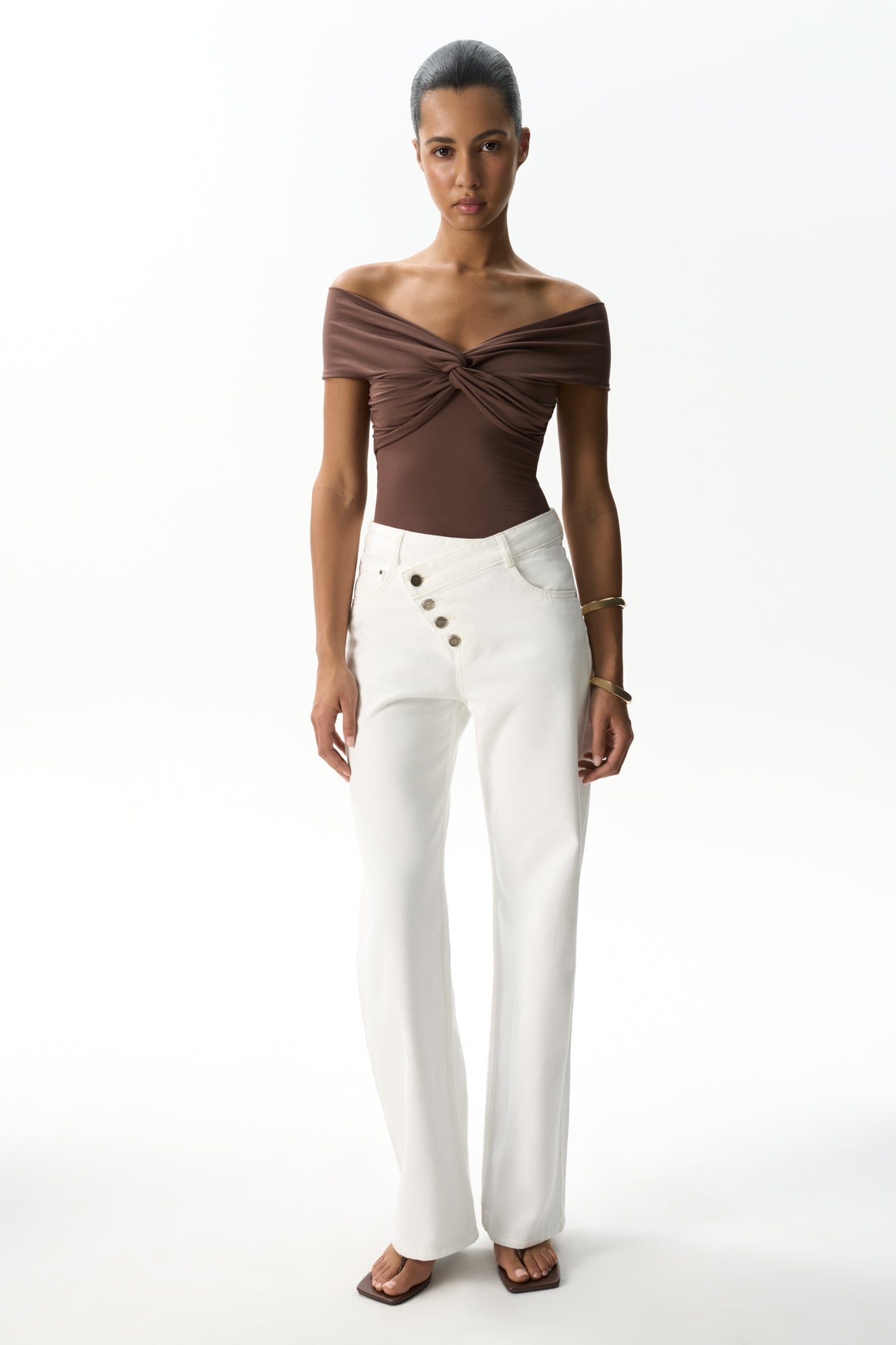 Plisowana bluzka z odkrytymi ramionami i skręconym węzłem