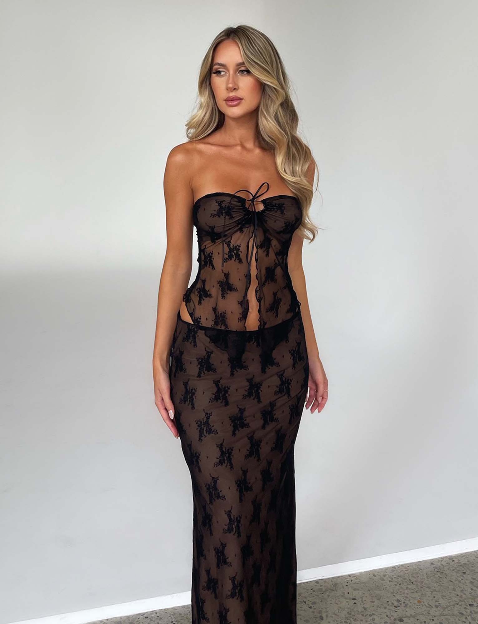 Elegancki póęprzezroczysty top ze spódnicą