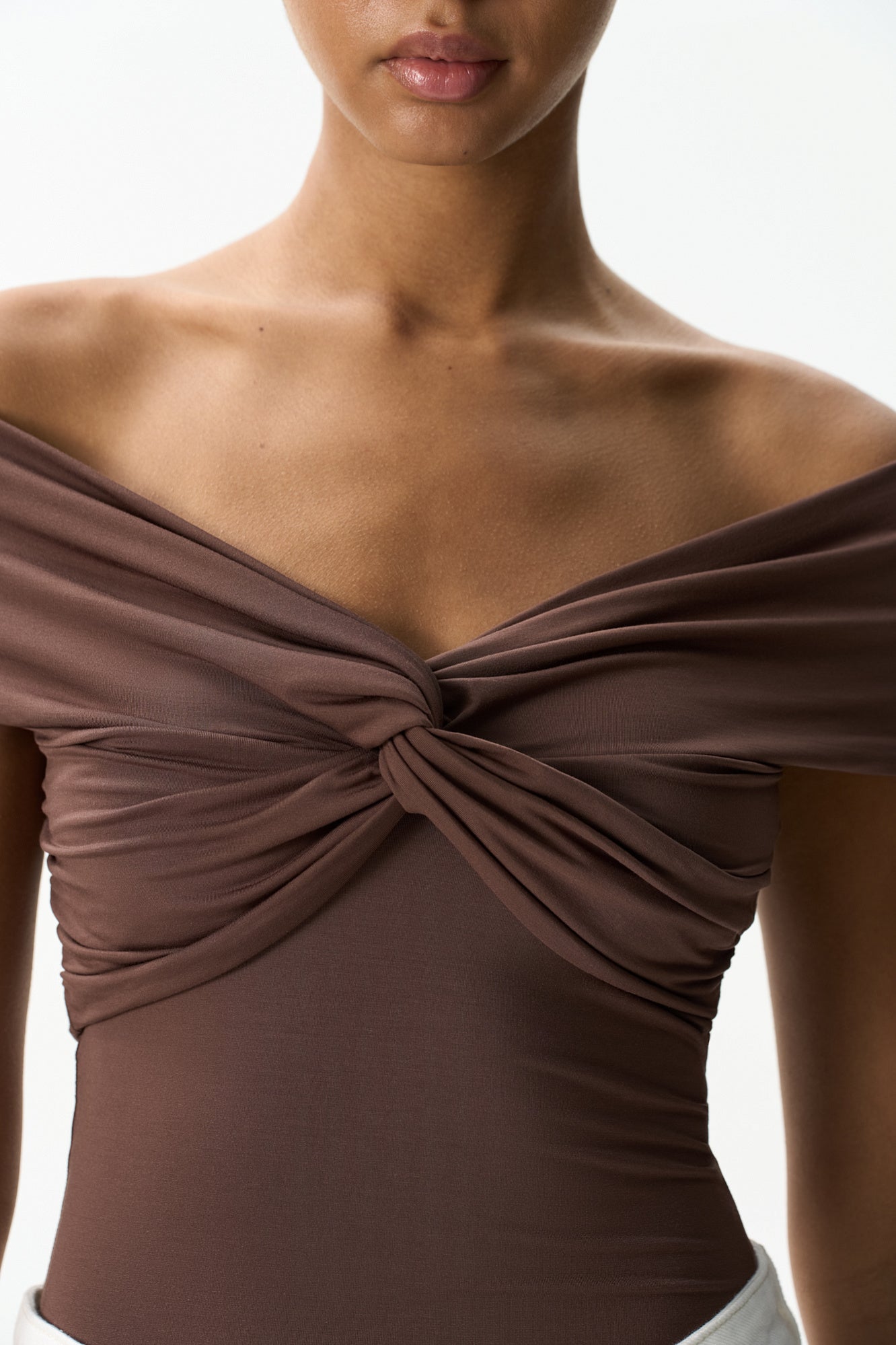 Plisowana bluzka z odkrytymi ramionami i skręconym węzłem