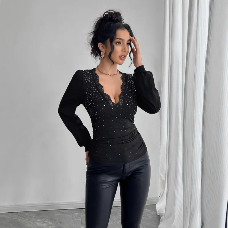 Bluzka z dekoltem w serek w kolorze czarnym z diamentami