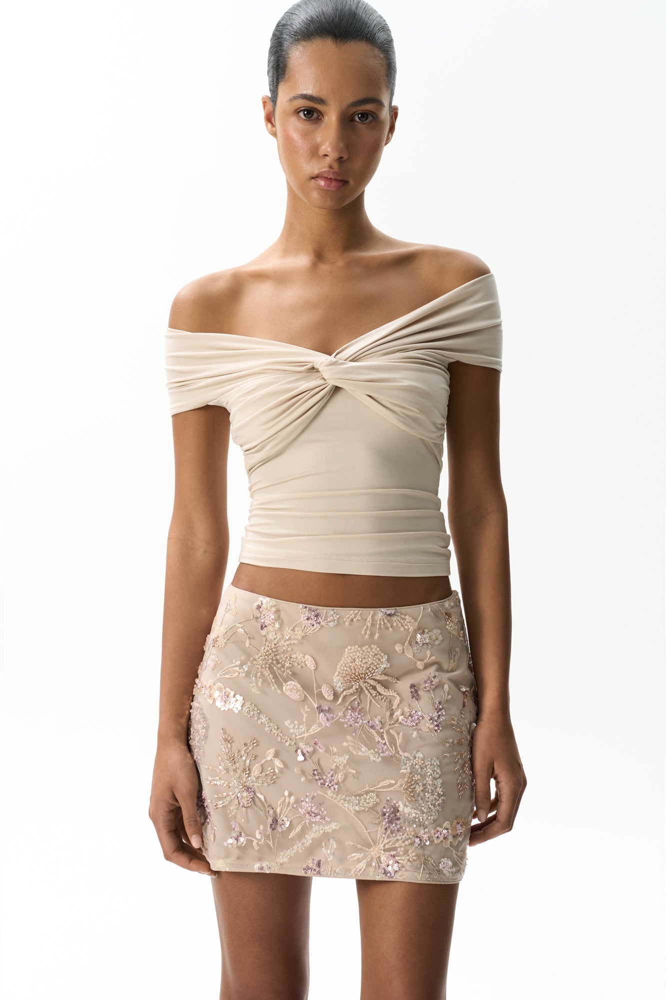 Plisowana bluzka z odkrytymi ramionami i skręconym węzłem