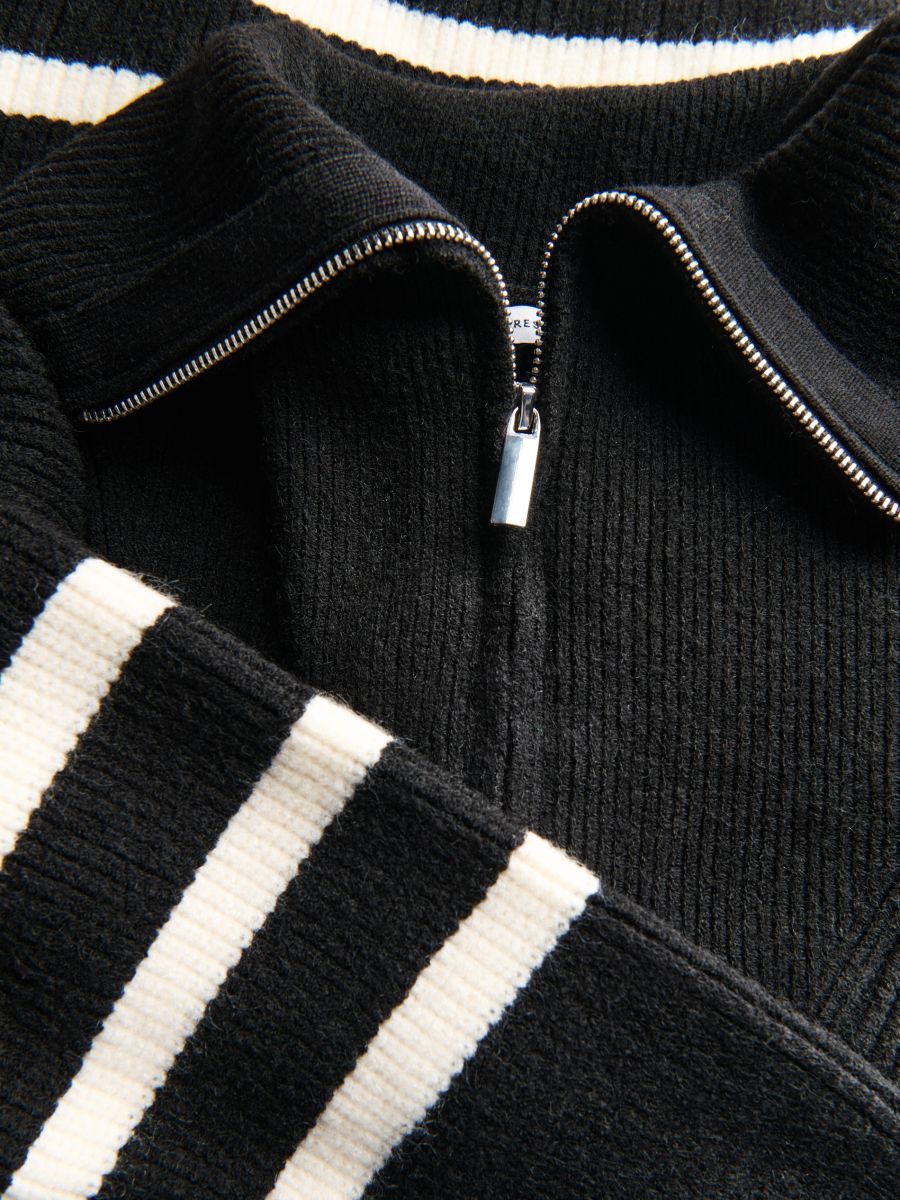 Rozpinany sweter w paski z golfem