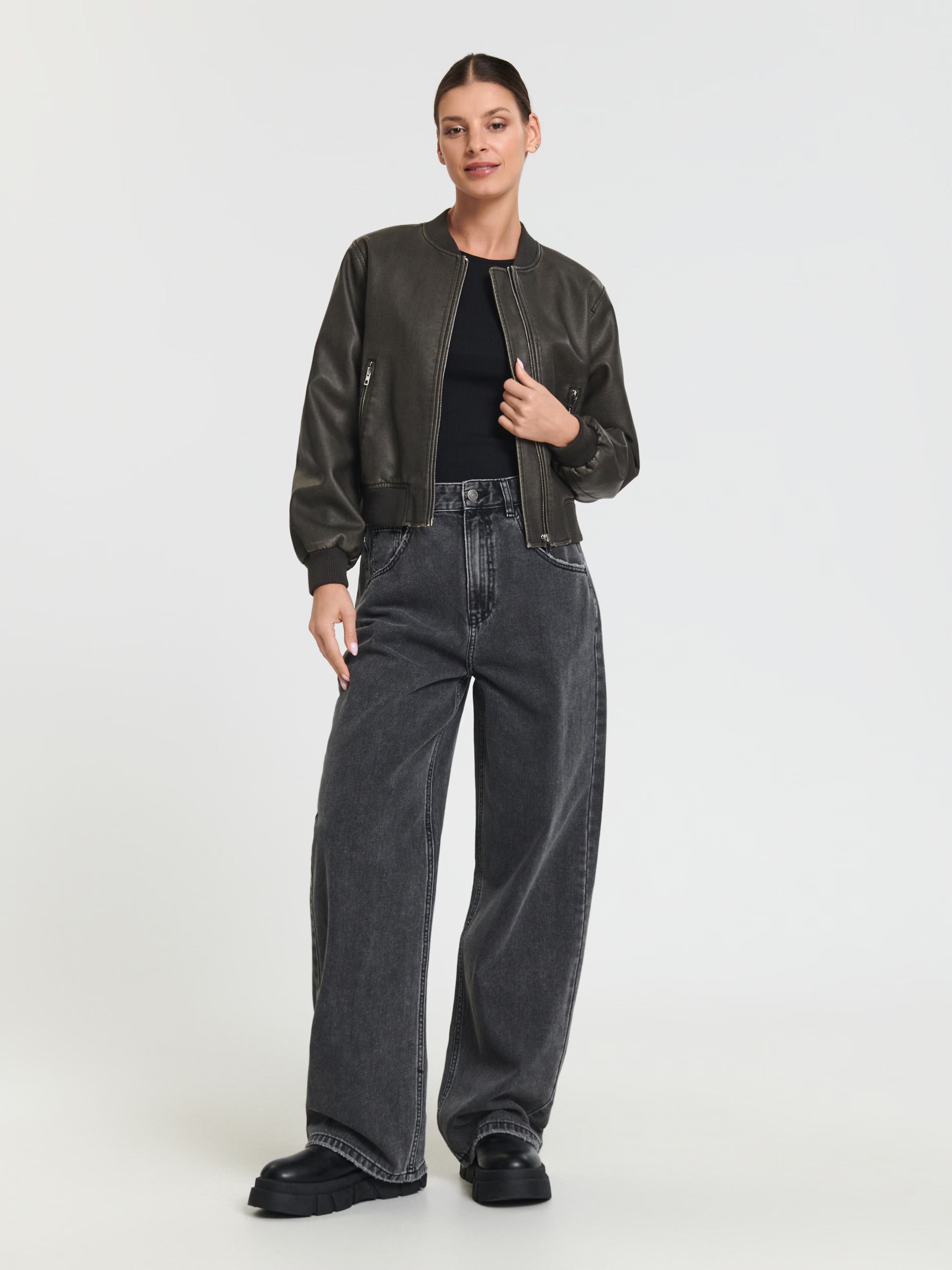 Czarna kurtka z zamkiem błyskawicznym i długimi rękawami