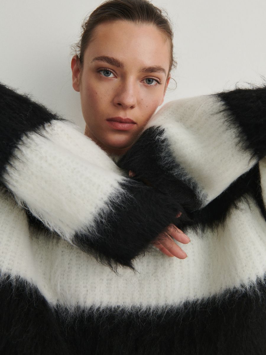 Czarno-biały sweter z mieszanki wełny