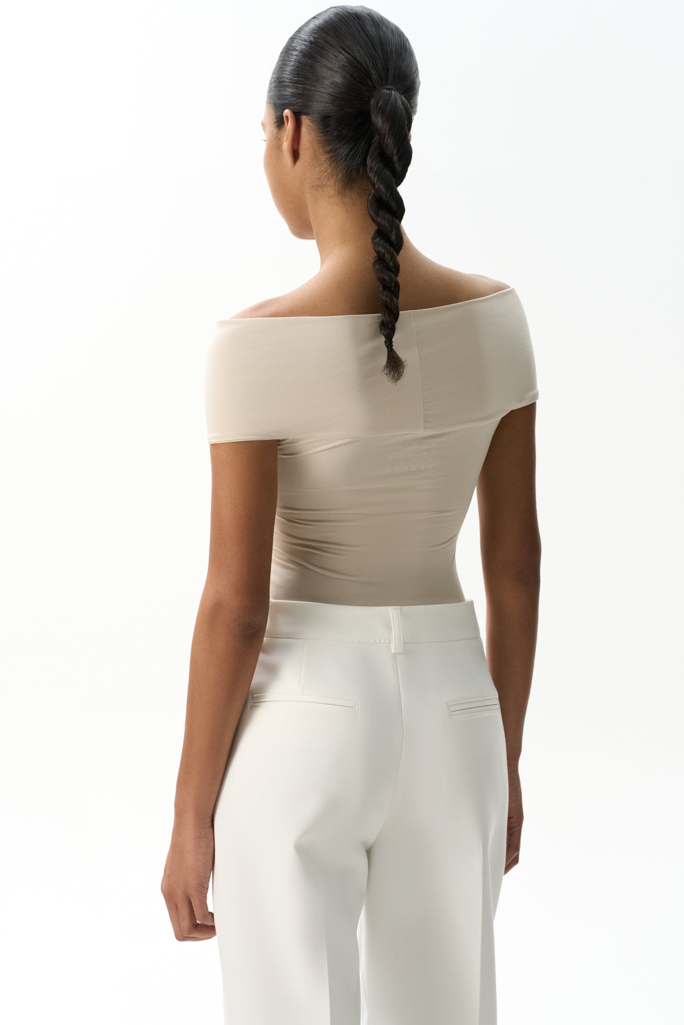 Plisowana bluzka z odkrytymi ramionami i skręconym węzłem