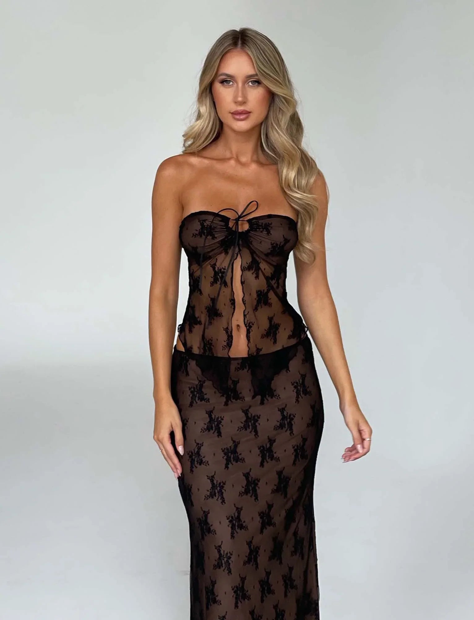 Elegancki póęprzezroczysty top ze spódnicą