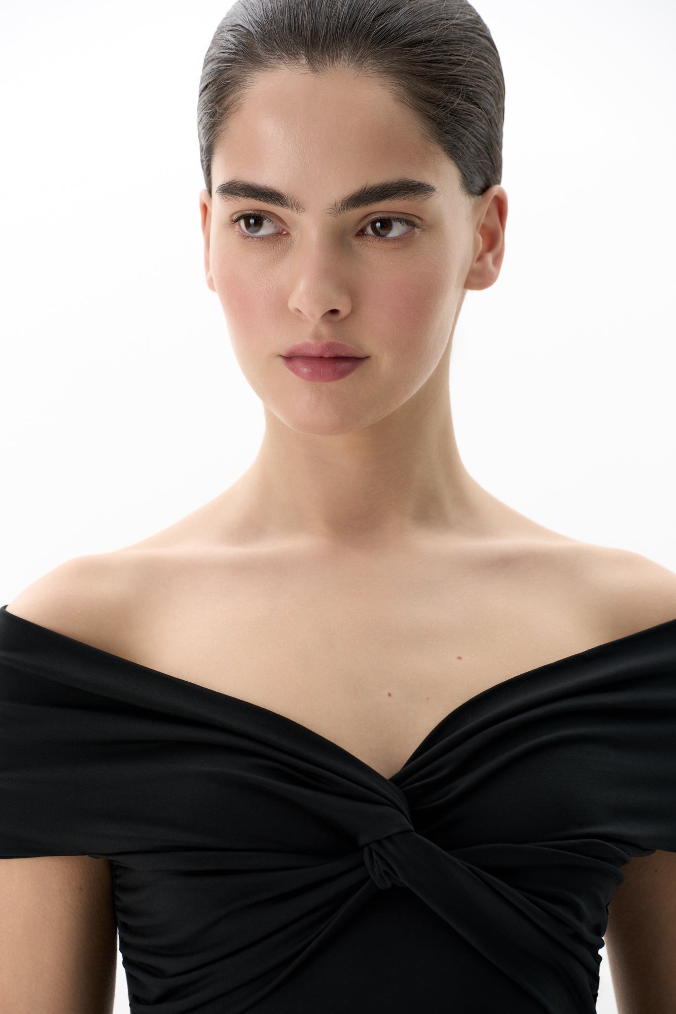 Plisowana bluzka z odkrytymi ramionami i skręconym węzłem