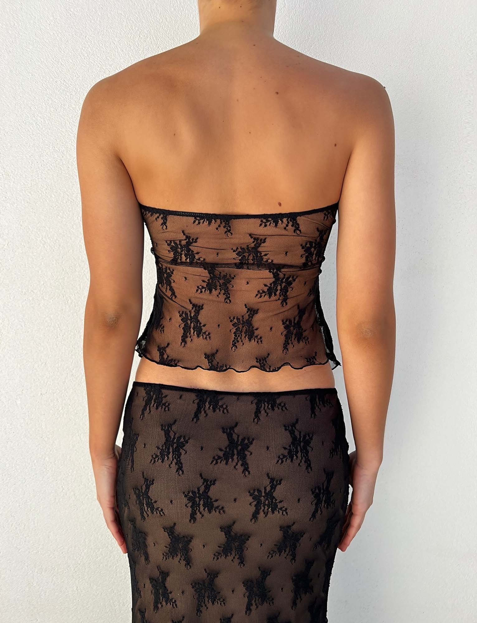 Elegancki póęprzezroczysty top ze spódnicą