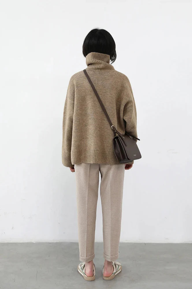 Luźny sweter z golfem