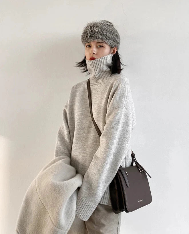 Luźny sweter z golfem