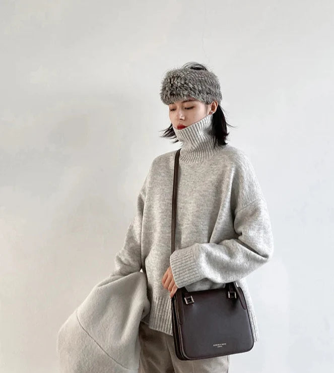 Luźny sweter z golfem