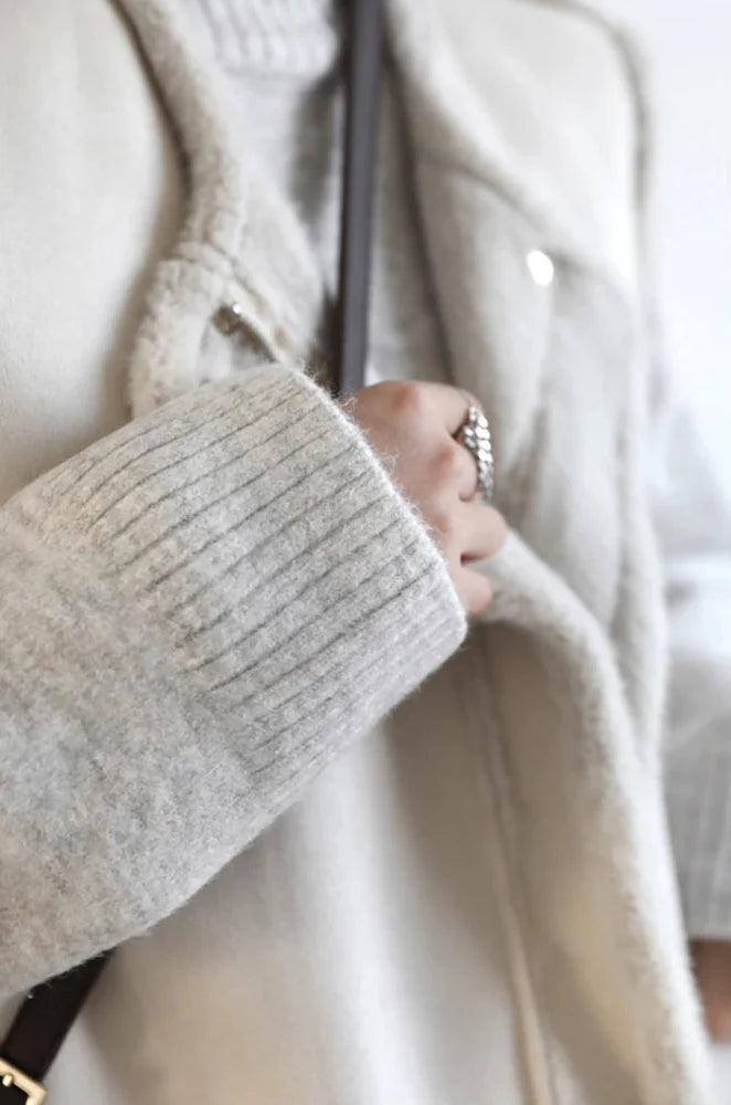 Luźny sweter z golfem