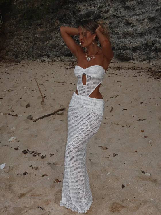 Sukienka maxi w kolorze białym z wyciętymi w talii ramiączkami i wiązaniem na klatce piersiowej