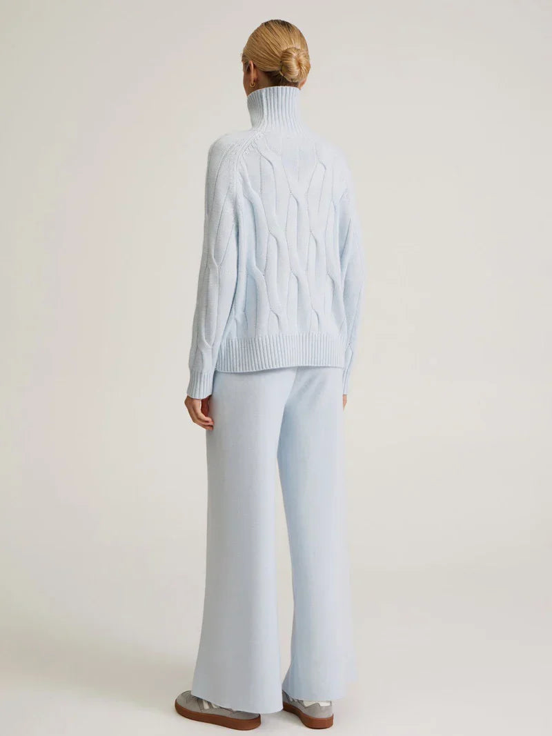 Komplet sweter i spodnie z golfem w fakturze