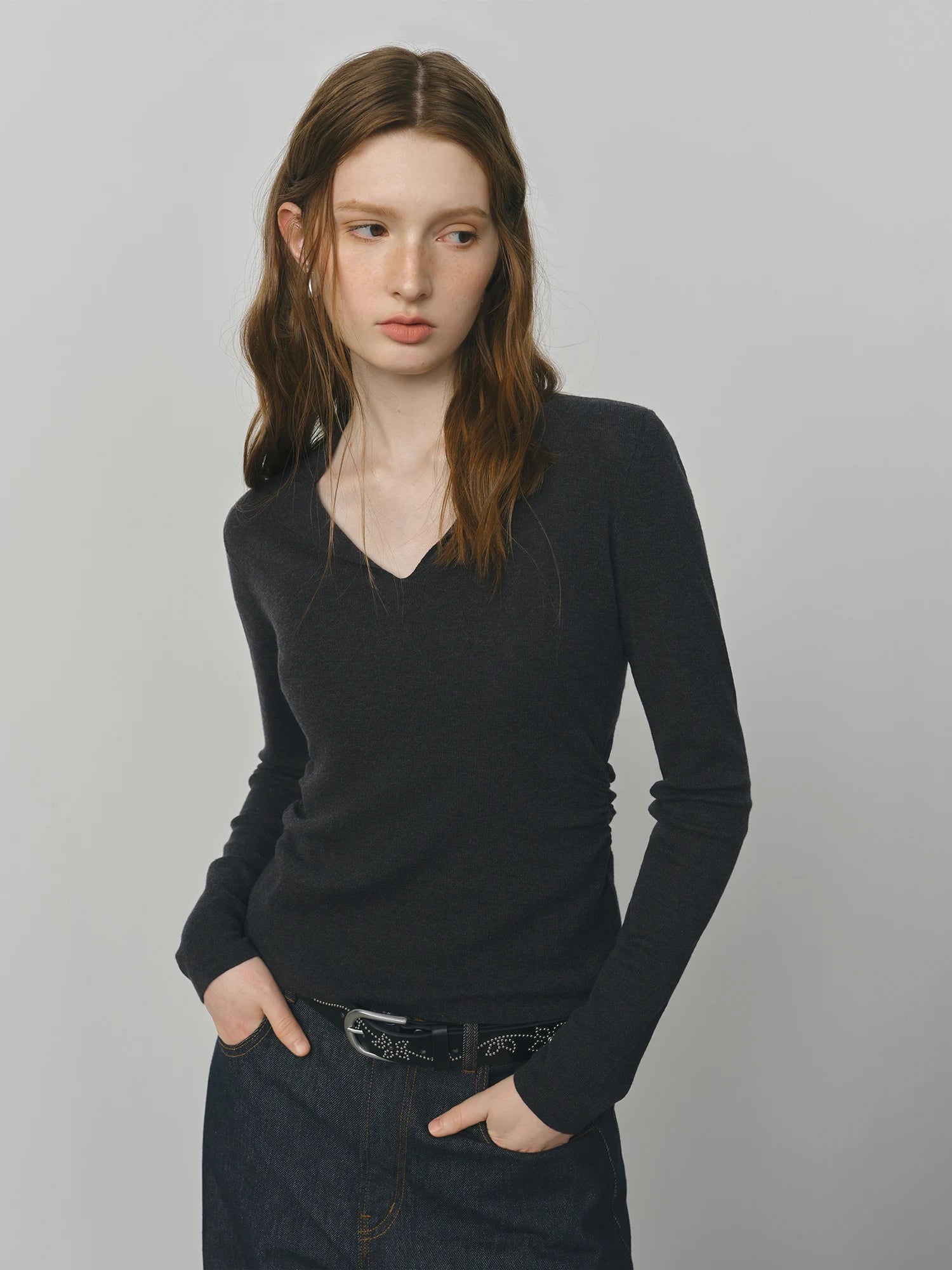 Luźny, minimalistyczny top z długim rękawem