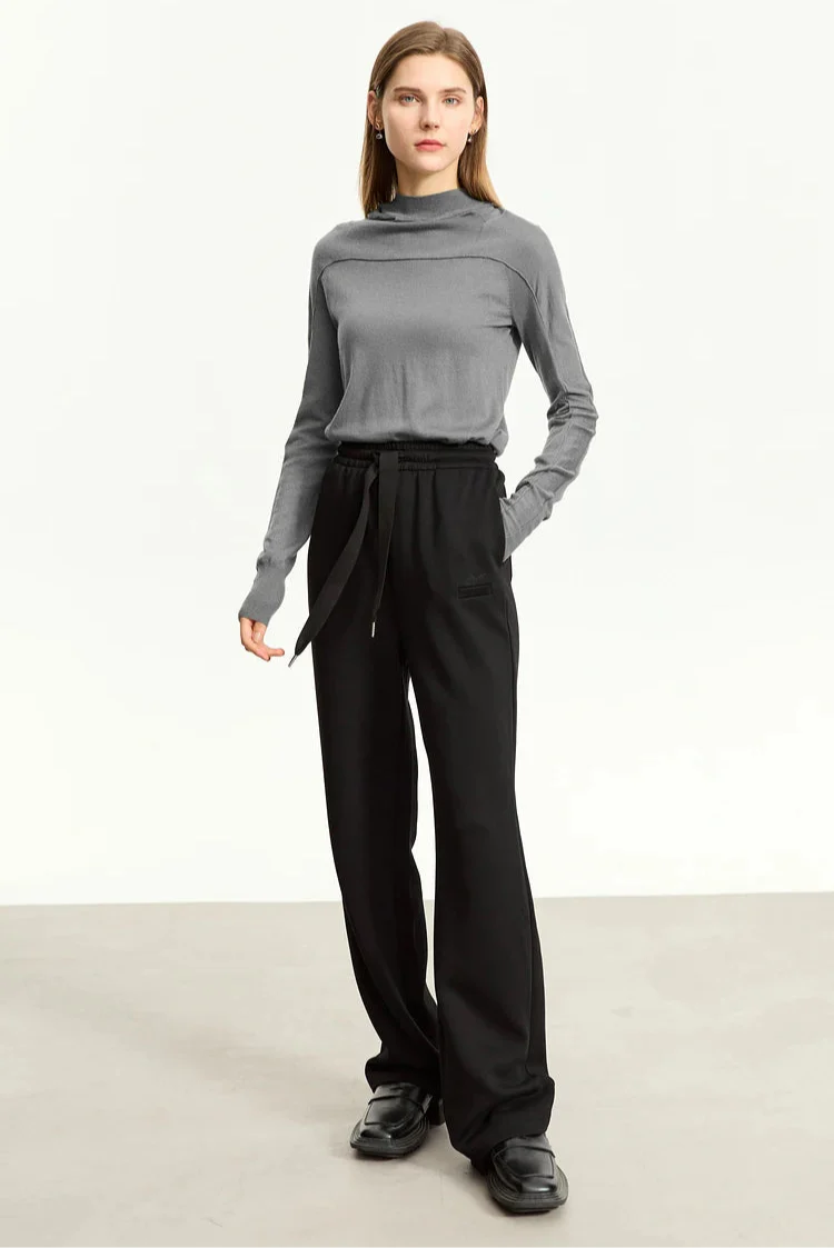 Sweter z kapturem o dopasowanym kroju