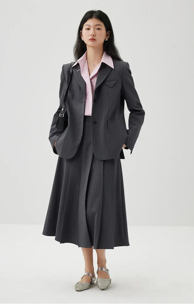 Garnitur w paski z marynarką i spódnicą