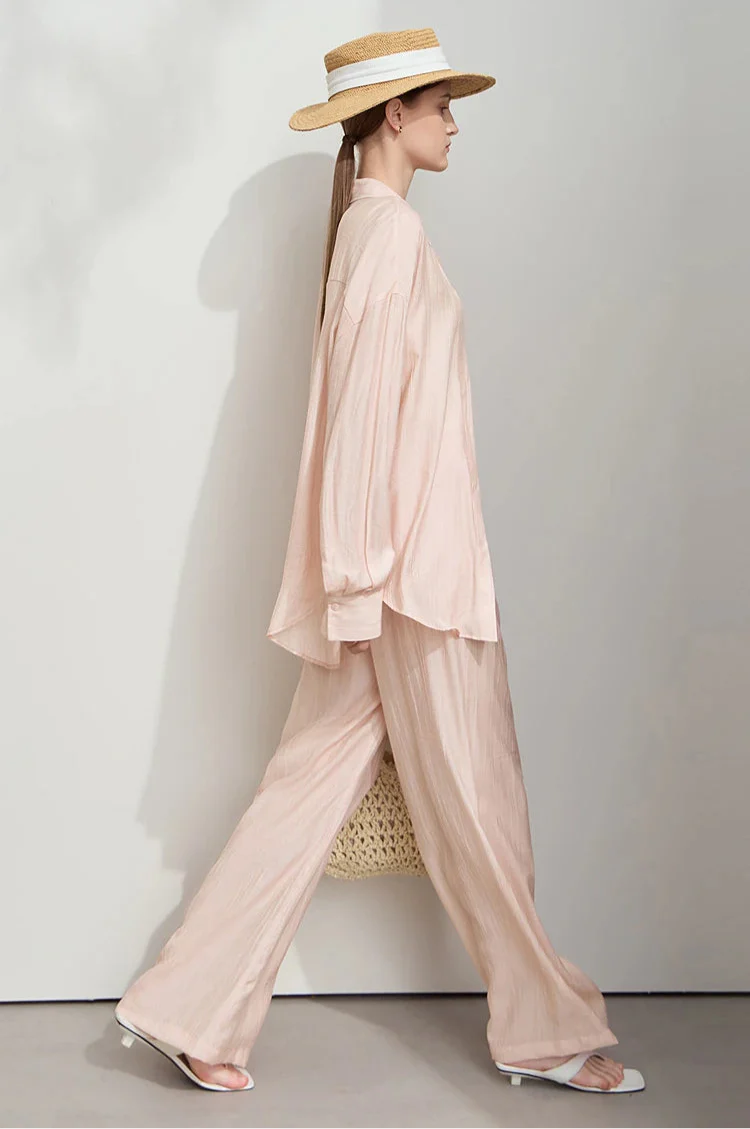 Minimalistyczny luźny komplet koszuli i spodni