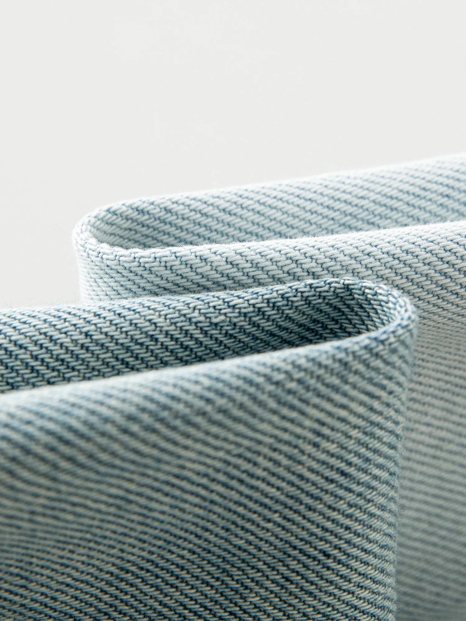 Jeansy z wysokim stanem i prostymi nogawkami