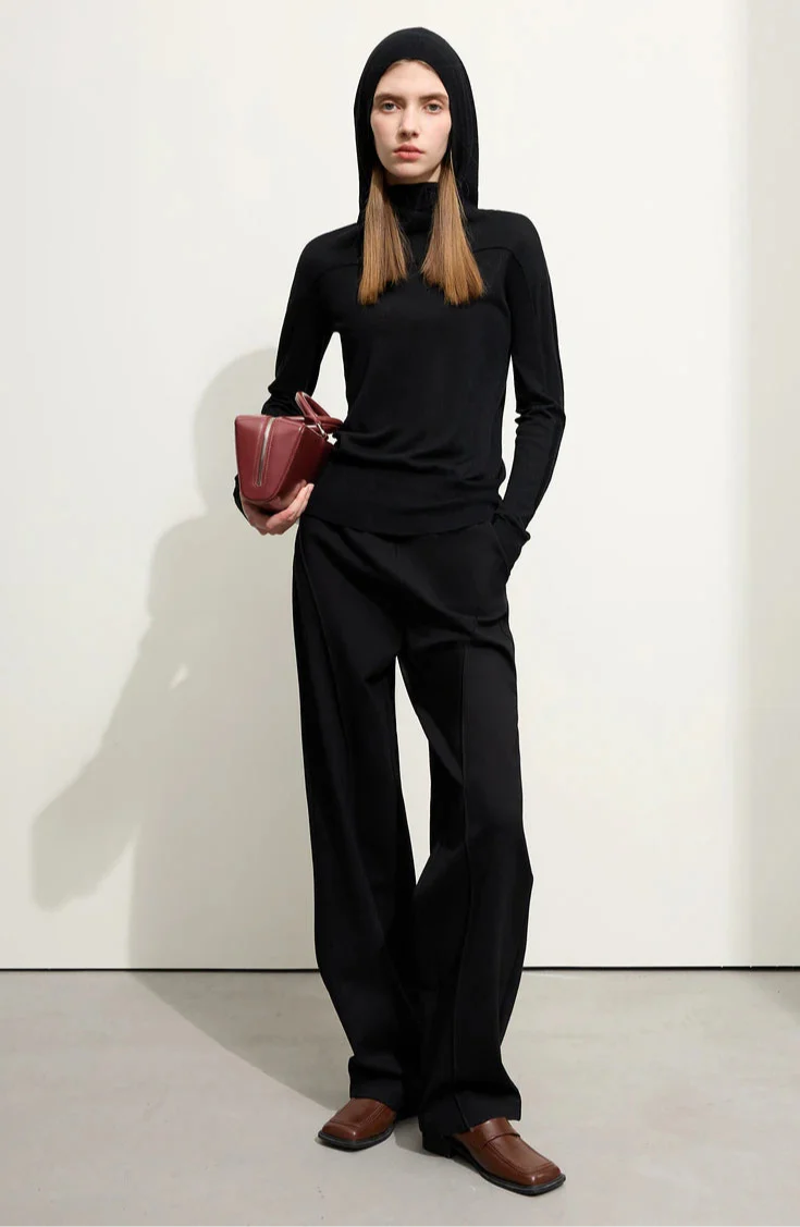 Sweter z kapturem o dopasowanym kroju