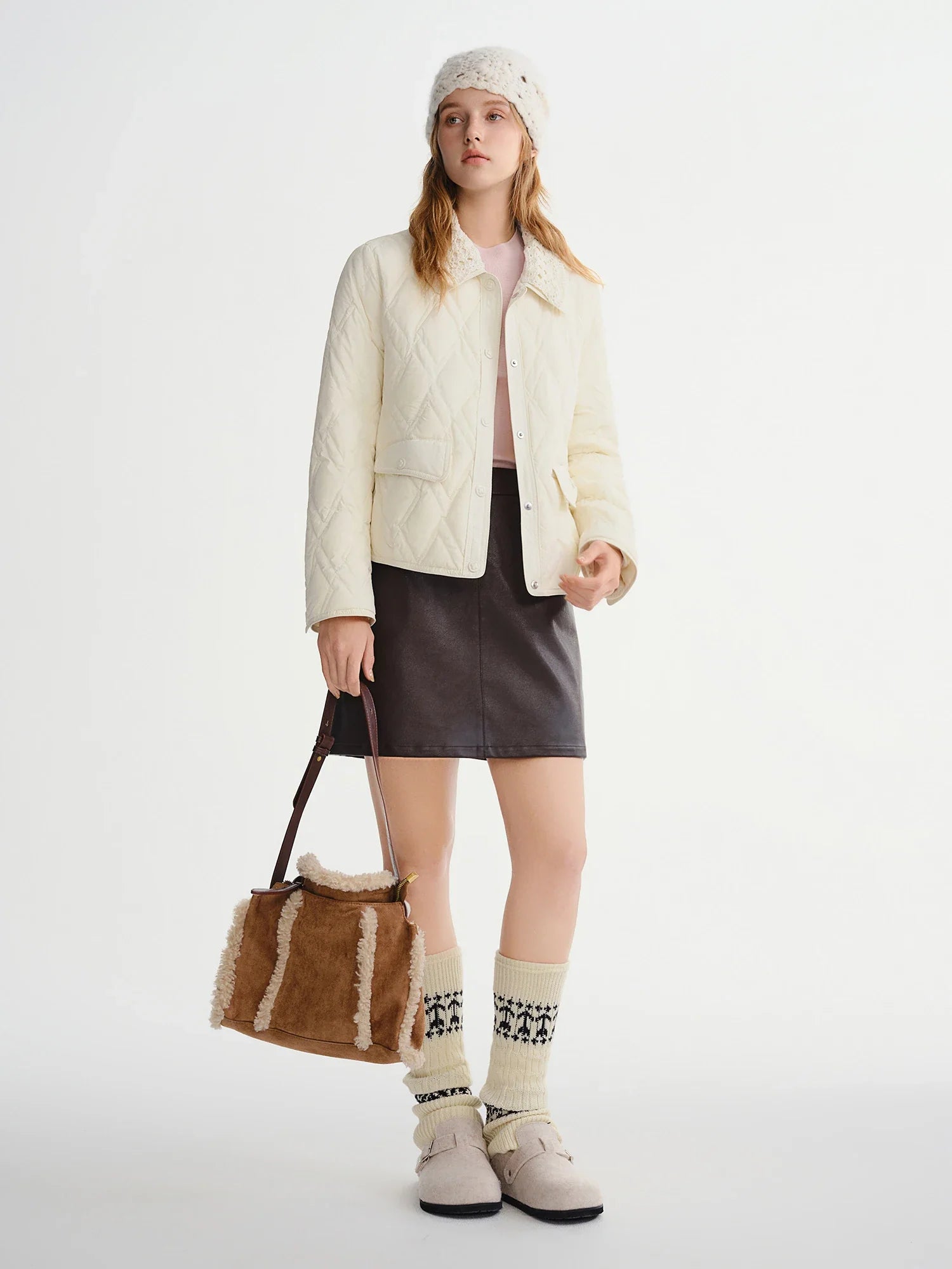 Krótka skórzana spódnica z paskiem