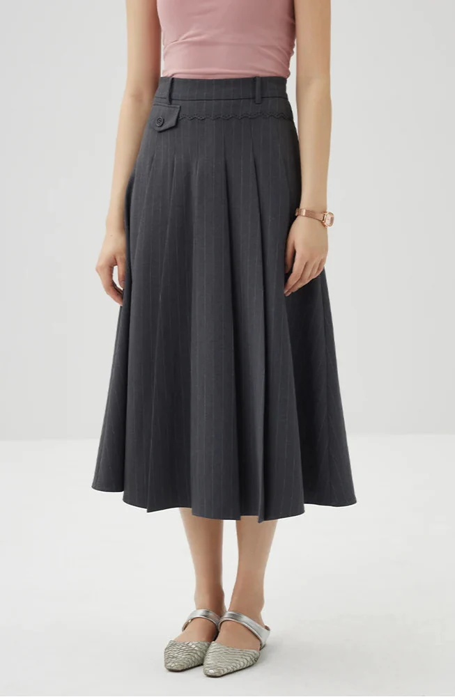 Garnitur w paski z marynarką i spódnicą