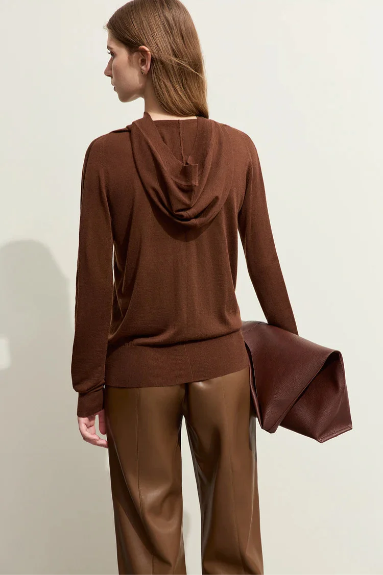 Sweter z kapturem o dopasowanym kroju