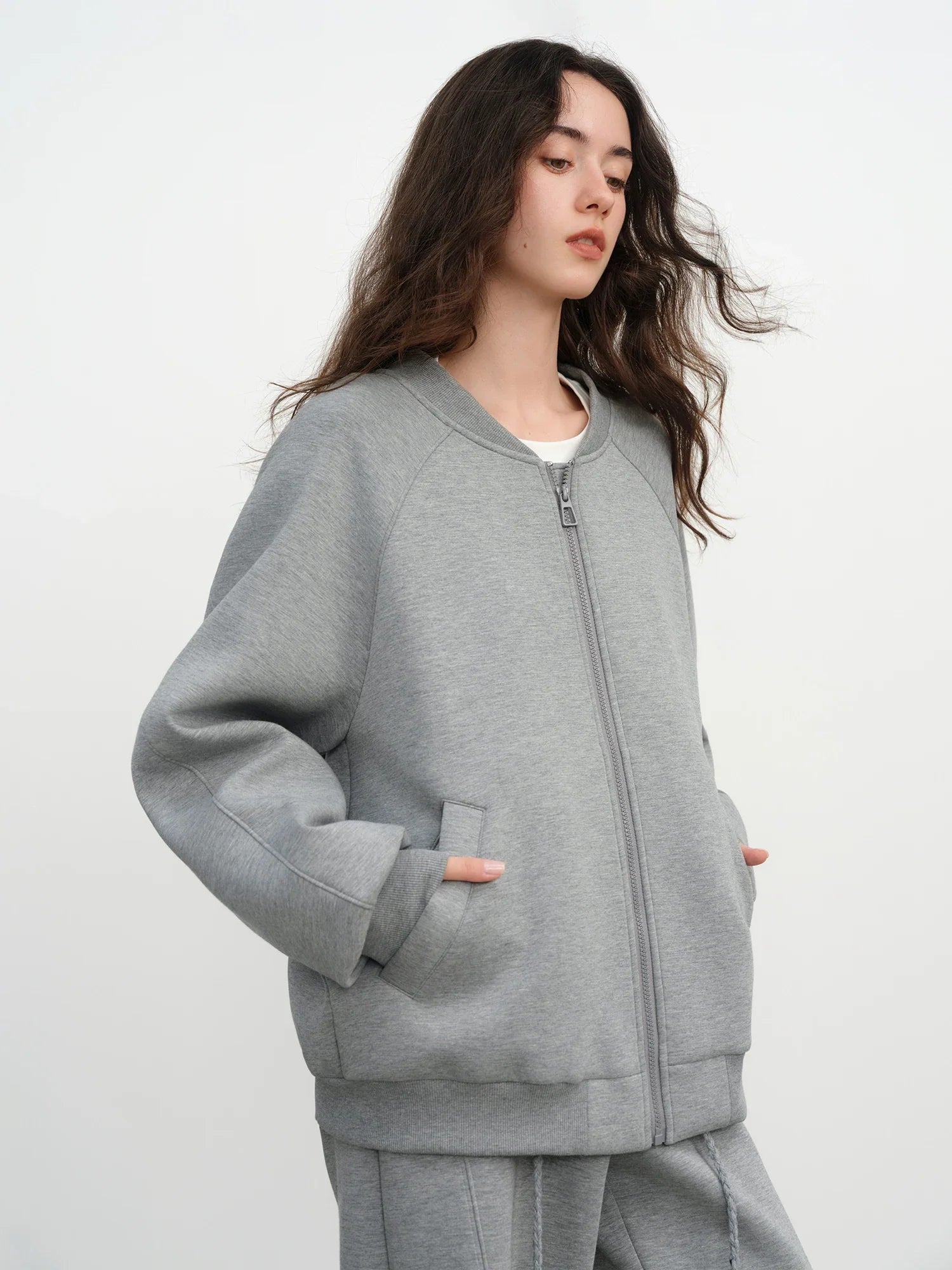 Lekki, luźny, szary kombinezon sportowy