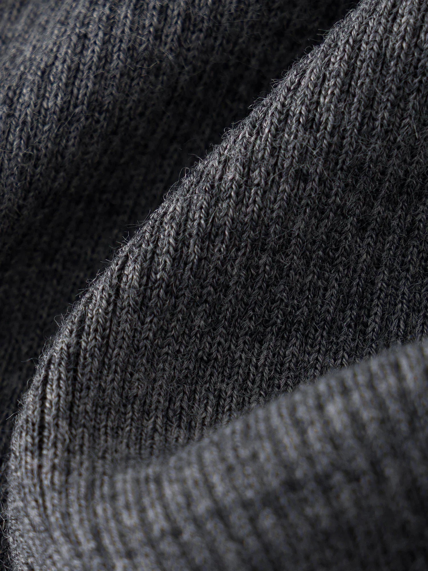 Asymetryczny sweter z wełny