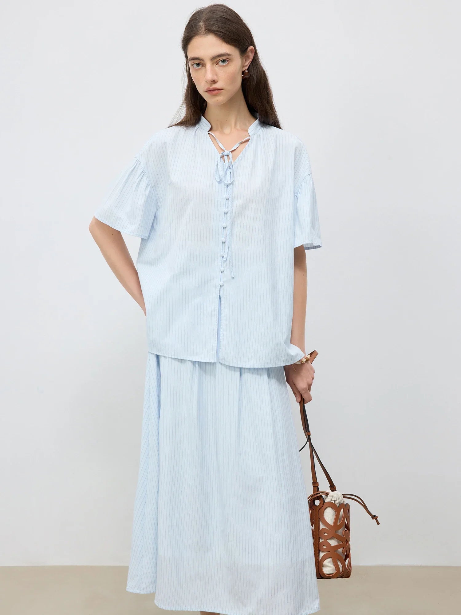 Koszula w paski w kolorze jasnoniebieskim i spódnica midi