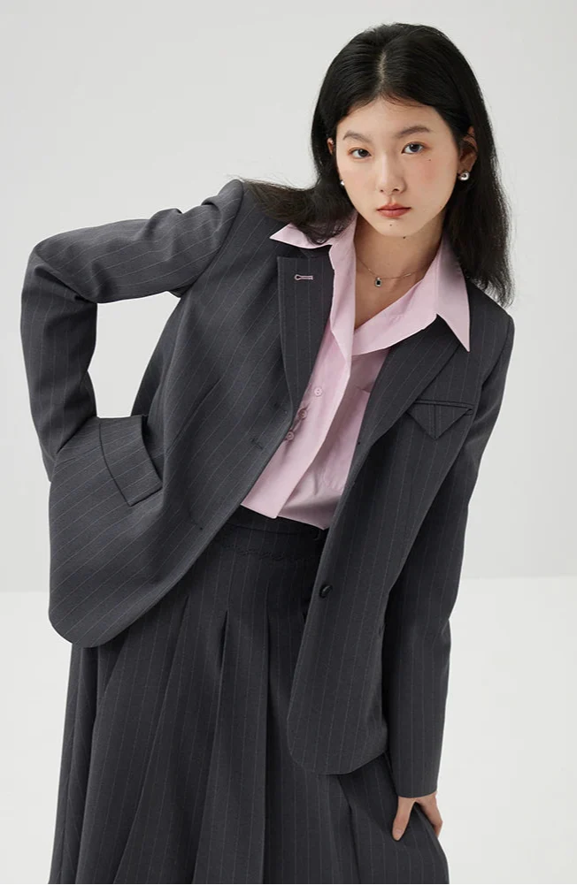 Garnitur w paski z marynarką i spódnicą