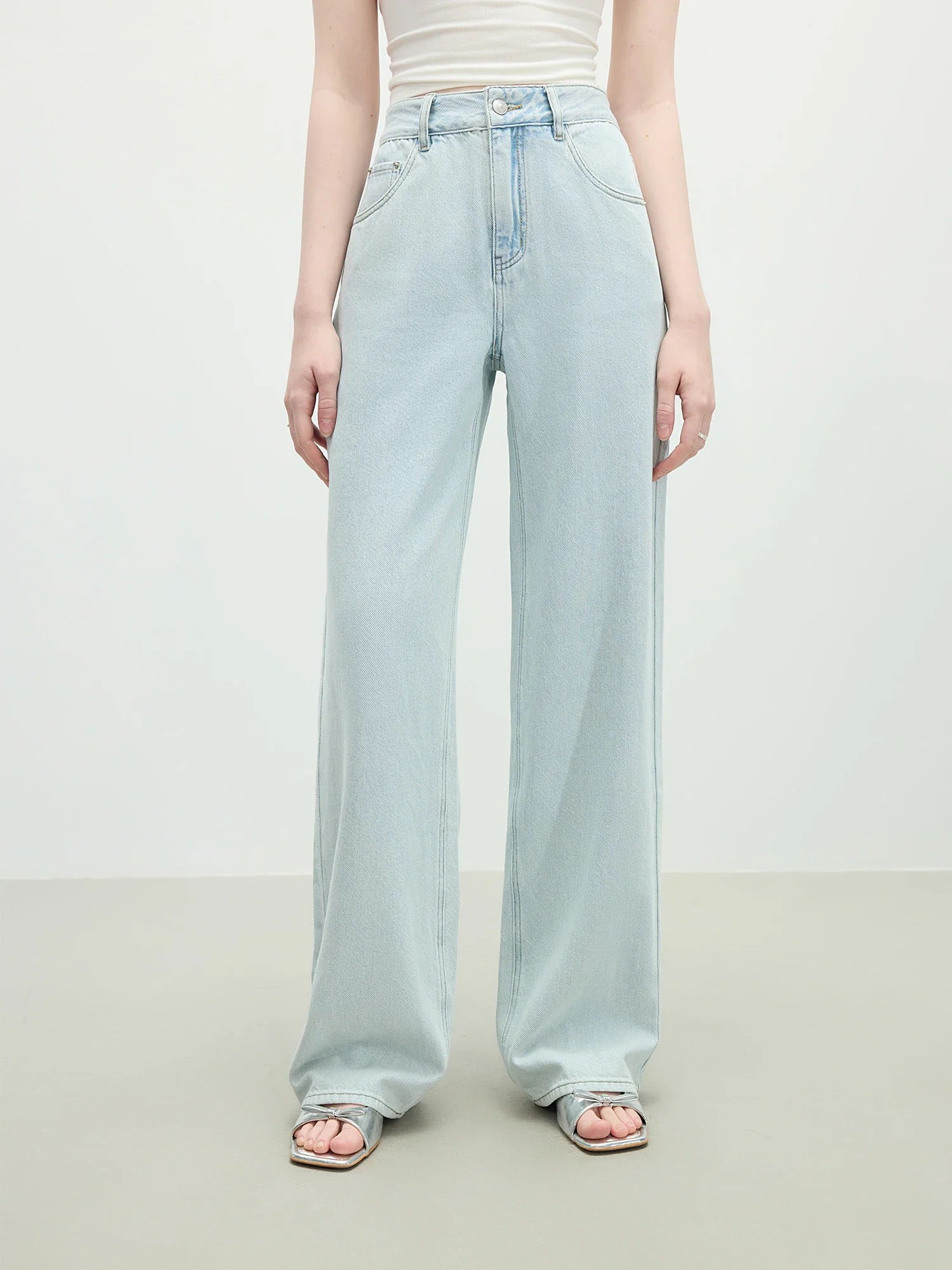 Jeansy z wysokim stanem i prostymi nogawkami