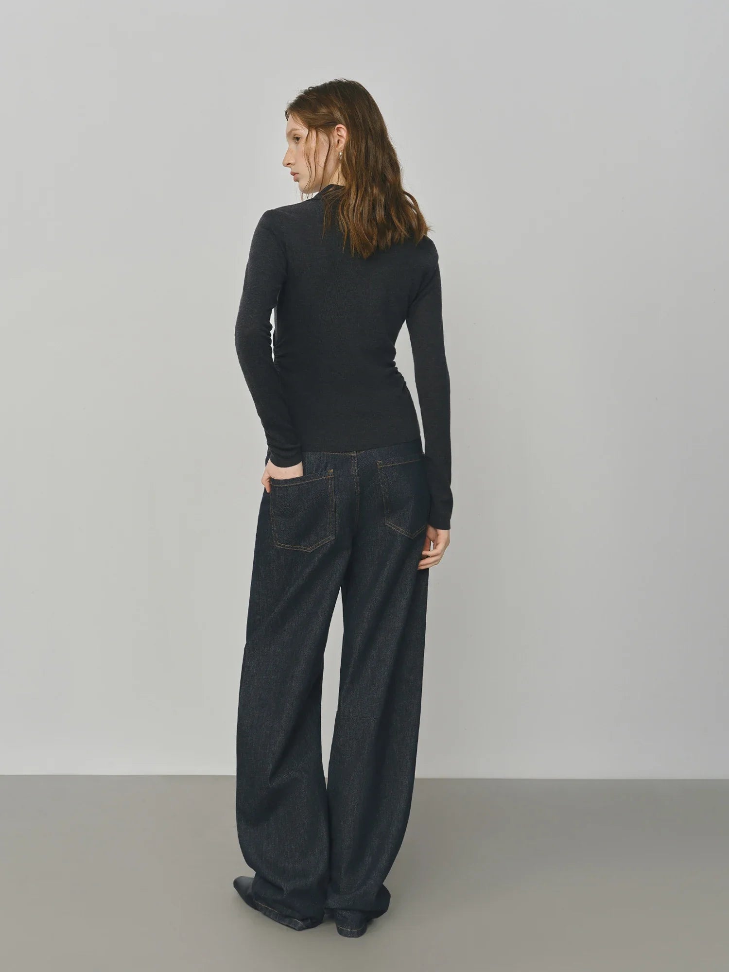 Luźny, minimalistyczny top z długim rękawem