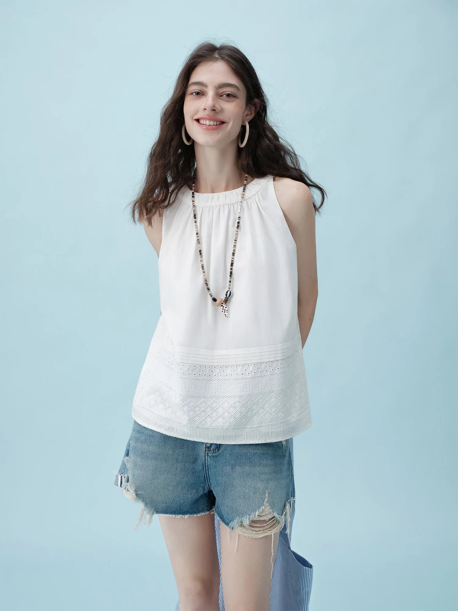 Komplet: biała bluzka bez rękawów i spódnica z teksturowanego szyfonu