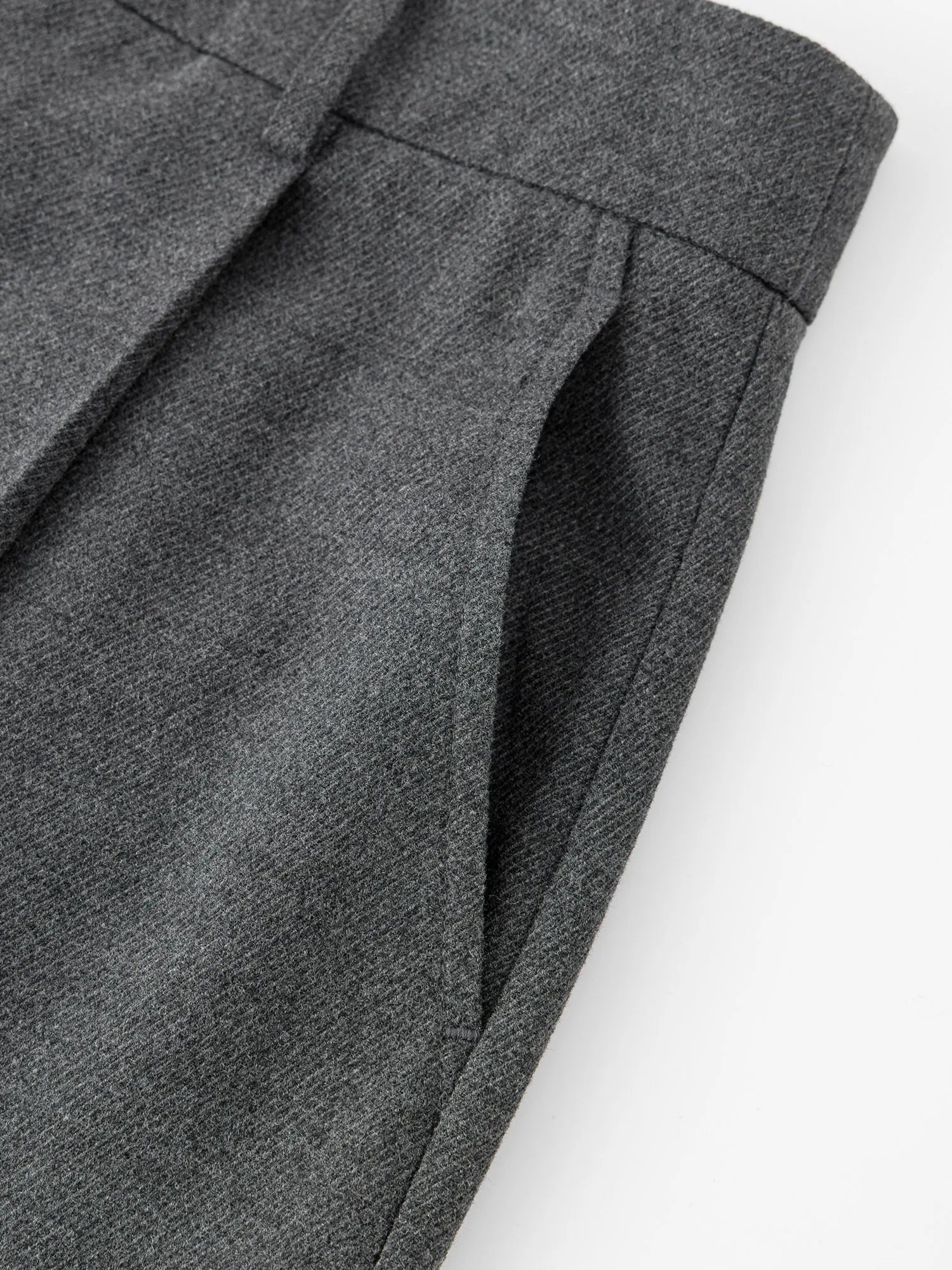 Klasyczne spodnie z wysokim stanem i prostymi nogawkami