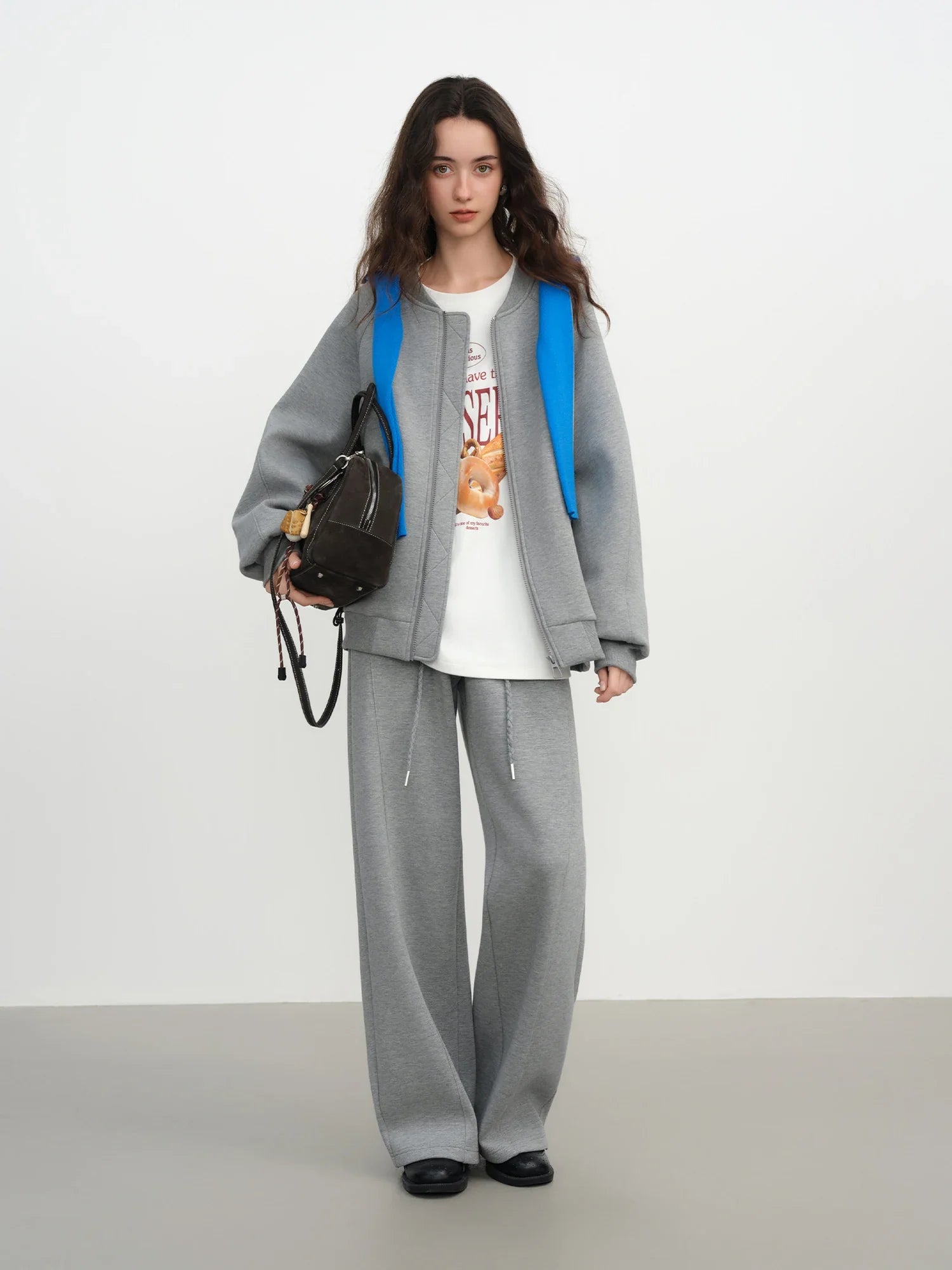 Lekki, luźny, szary kombinezon sportowy